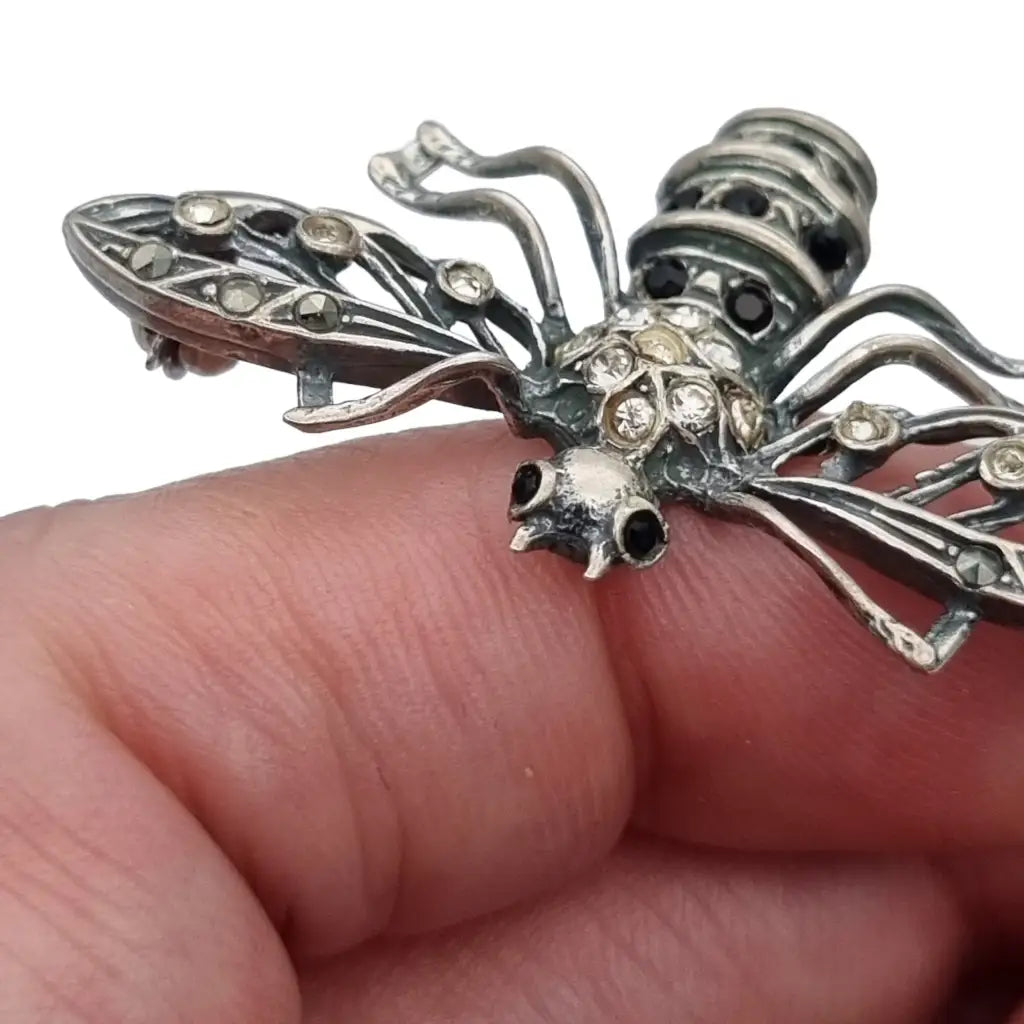 Broche de abeja plata insecto joya con pedrería blanca.
