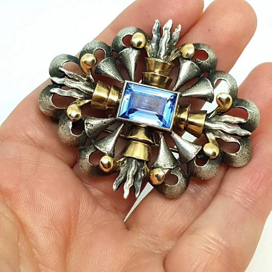 Broche Art Déco Alfiler de plata oro y símil aguamarina Circa 1930.