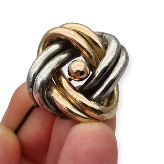 Broche antigua de nudo amor en plata años 40 con diseño simbólico