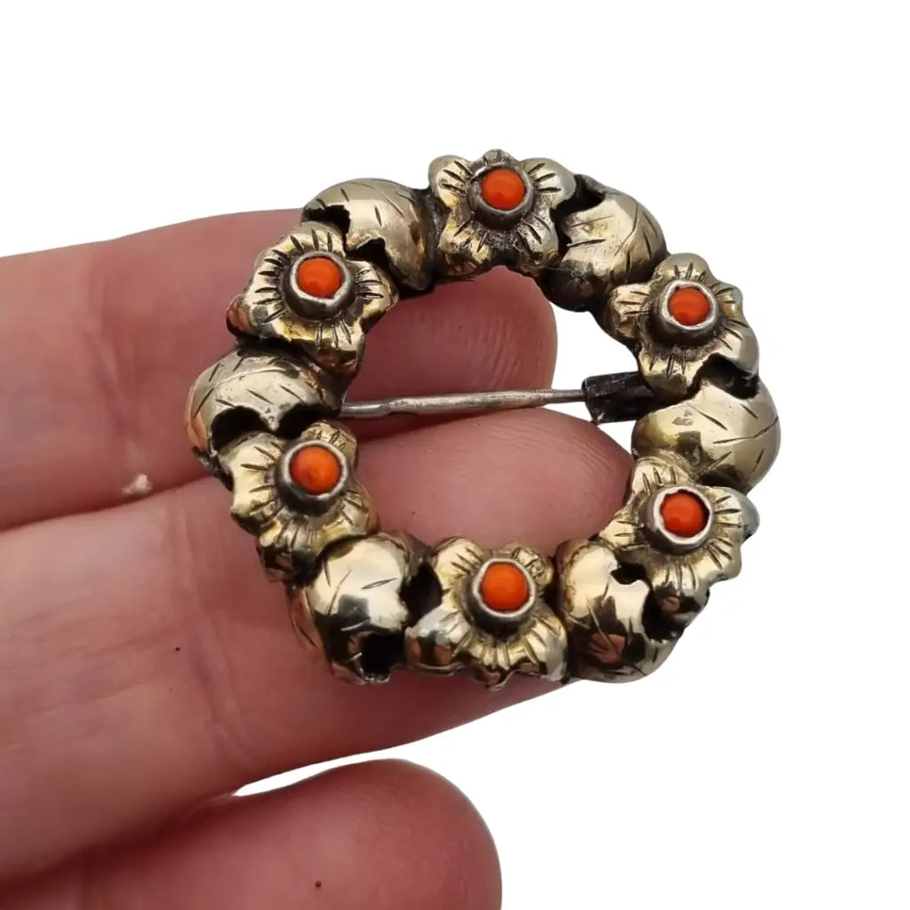 Broche Antiguo en Plata Dorada con detalles rojos Art deco tardío.