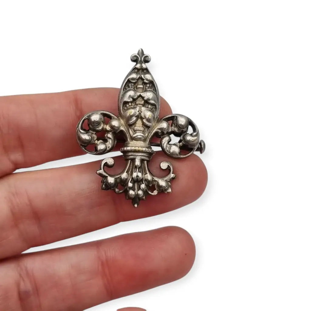 Broche antiguo de plata con flor lis estilo historicista circa 1930.