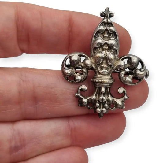 Broche antiguo de plata con flor lis estilo historicista circa 1930.