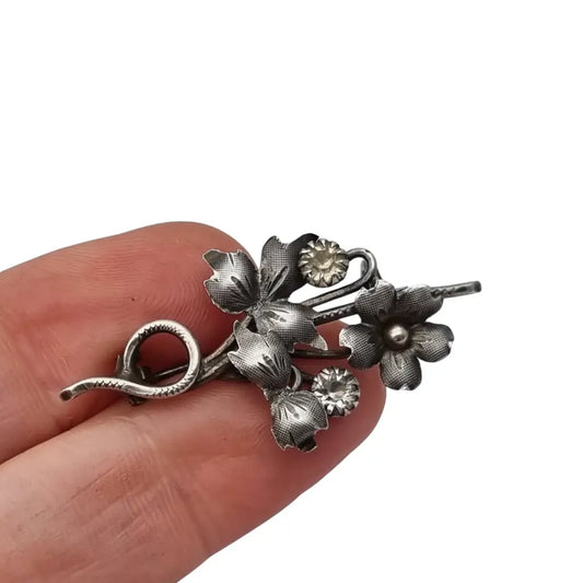 Broche antiguo de plata con motivos florales elaborado gran detalle