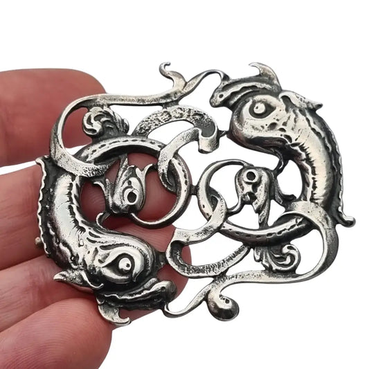 Broche antiguo del signo Piscis en plata de ley circa 1950. Joya simbólica