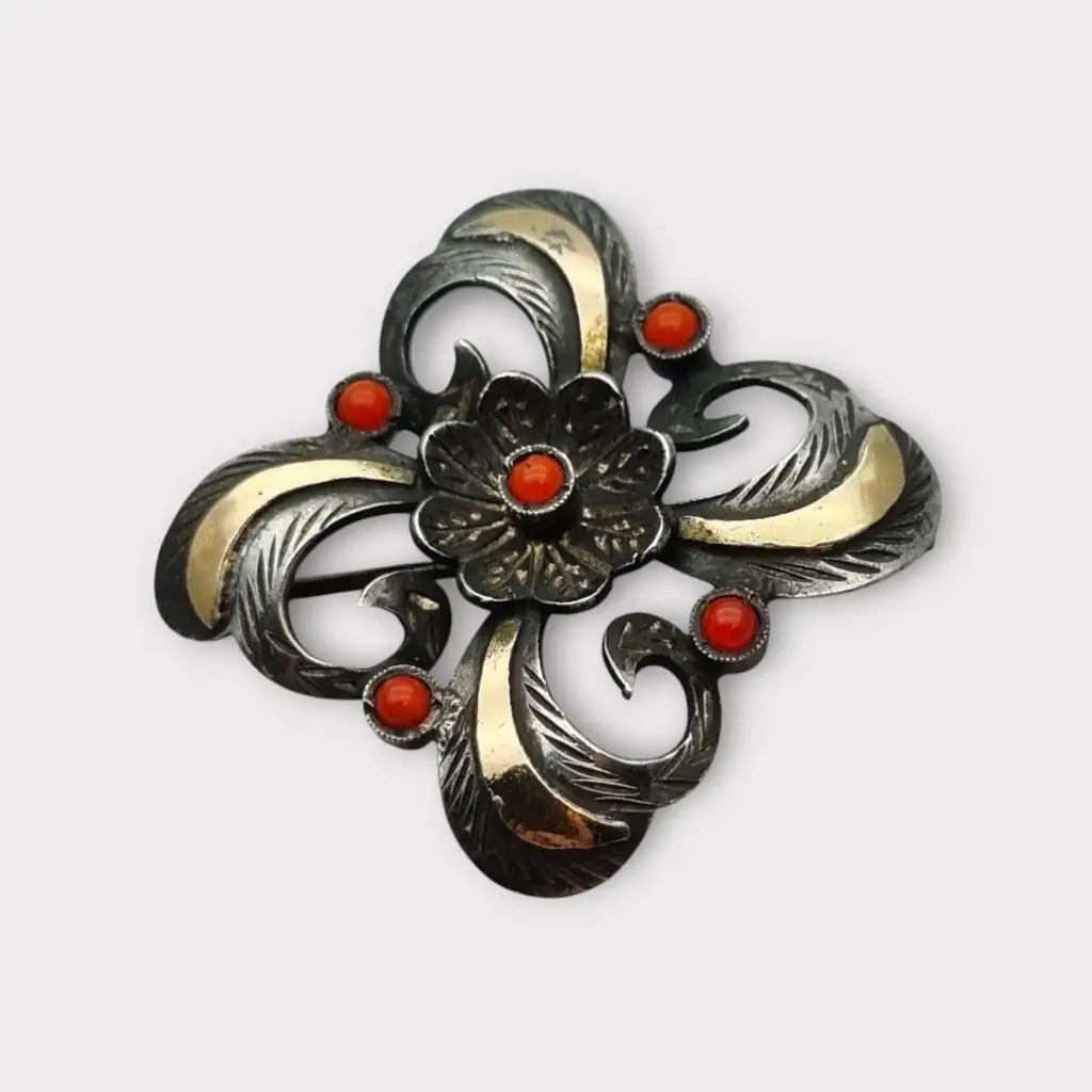 Broche Art Decó en plata con piedra roja y diseño floral detalles dorados