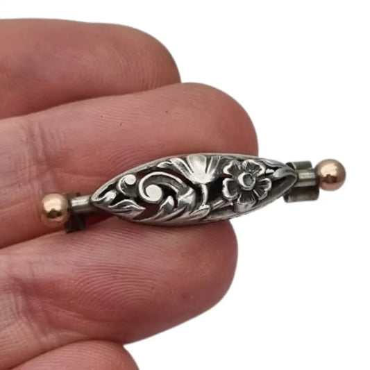 Broche Art Nouveau floral en plata calada con detalles dorado circa 1900.