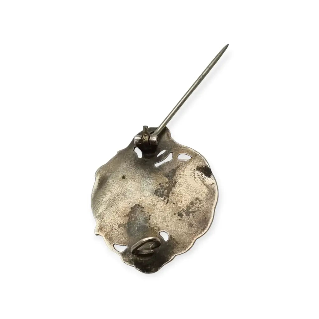 Broche Art Nouveau con mujer y flores en relieve diseño de líneas sinuosas