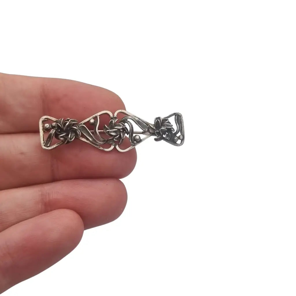 Broche Art Nouveau en plata con lirios relieve estilo floral modernista