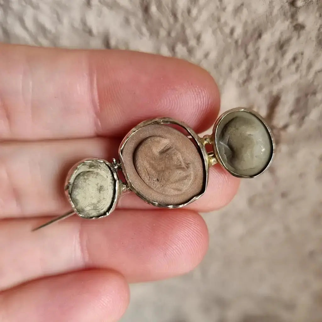 Broche de camafeo lava victoriano. Hacia XIX. Joyería antigua y vintage.