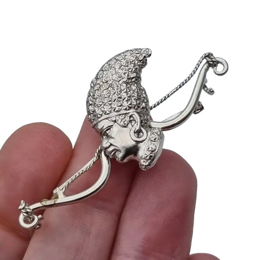 Broche de cara mujer africana con grandes aros en plata vintage.