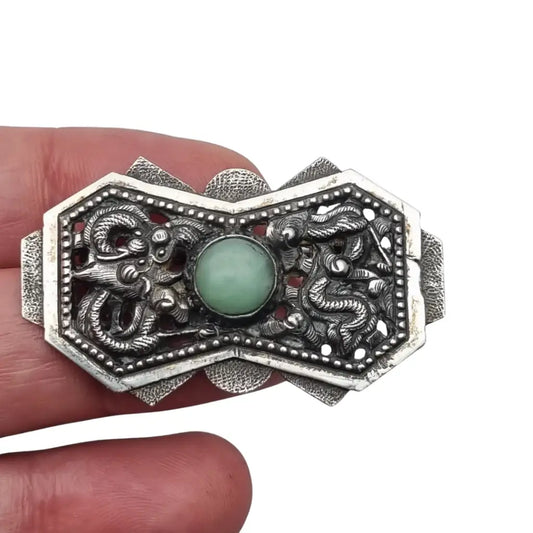 Broche chino antiguo de plata y jade verde firmado con dragones flores
