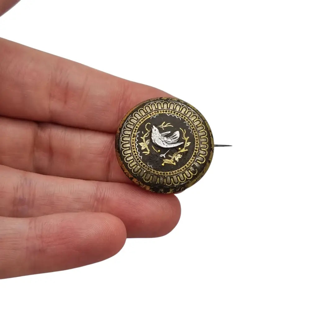 Broche damasquinado oro de Toledo con motivo pájaro grabado años 1920.