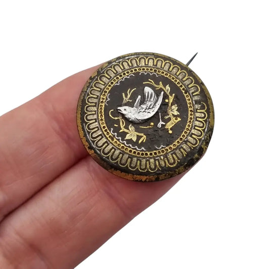 Broche damasquinado oro de Toledo con motivo pájaro grabado años 1920.