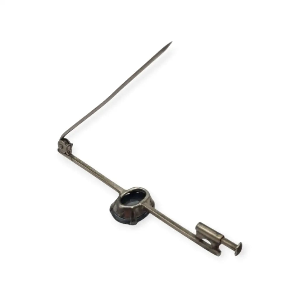 Broche francés Art Decó en plata con hematite ovalado facetado Circa 1915