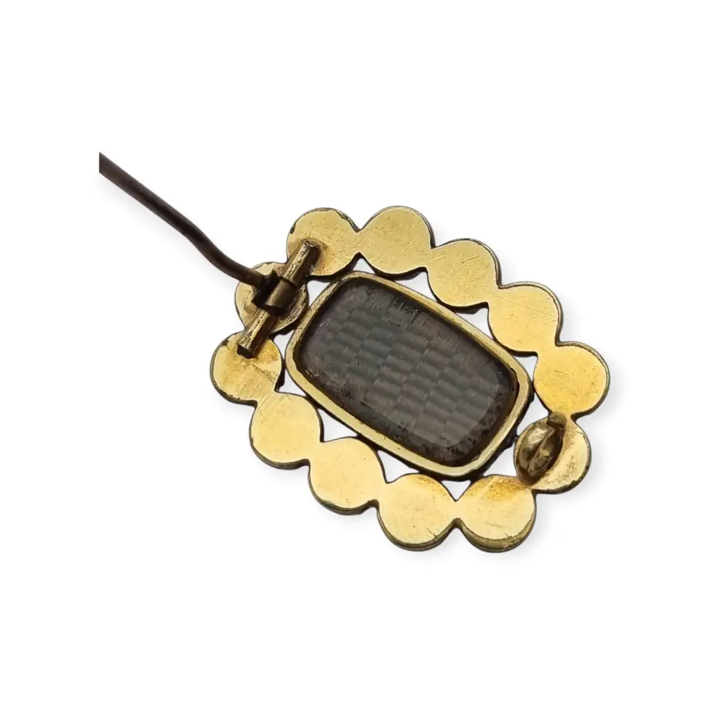 Broche georgiano de finales del siglo XIX con coral rojo tallado y pelo