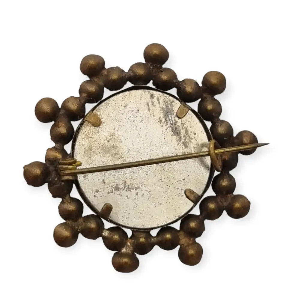 Broche guardapelo victoriano redondo vintage con pedrería blanca 1910.