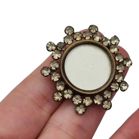 Broche guardapelo victoriano redondo vintage con pedrería blanca 1910.