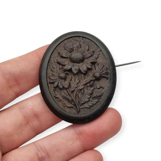 Broche de luto victoriano en camafeo floral negro flores talladas vulcanita