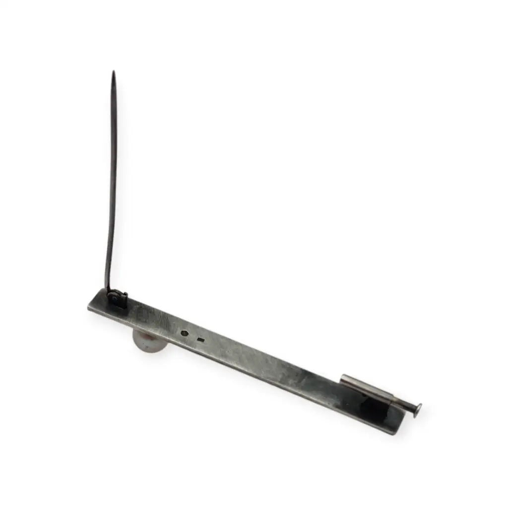 Broche moderno en plata martillada con perla cultivada diseño minimalista