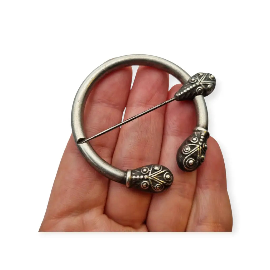 Broche penannular antiguo decorado de estilo celta medieval circa 1940.