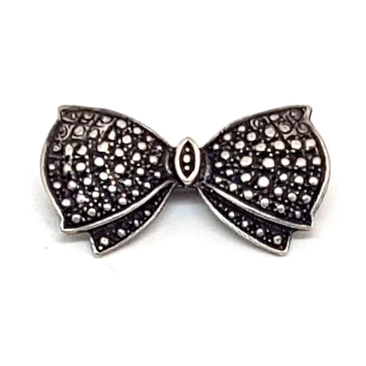 Broche de plata vintage con forma lazo en grabada. Circa 1960. Joyería