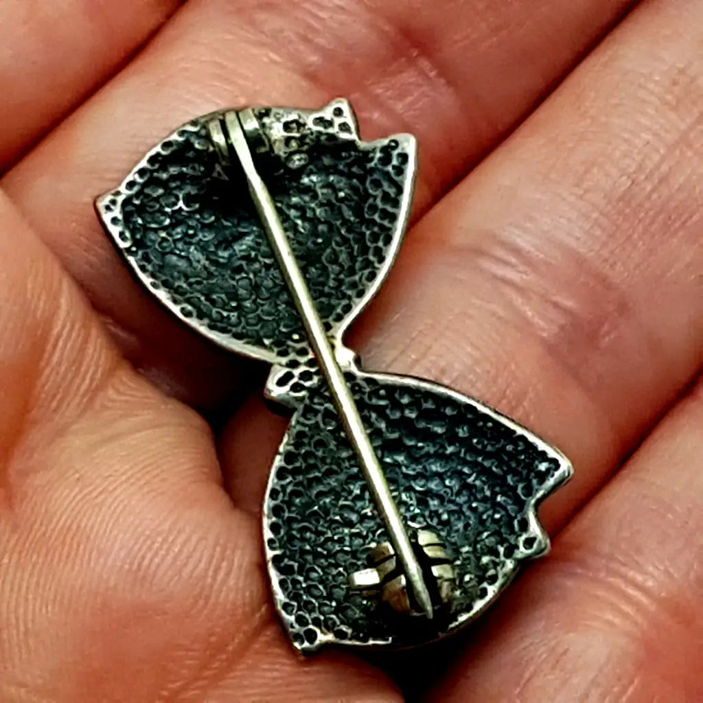 Broche de plata vintage con forma lazo en grabada. Circa 1960. Joyería.