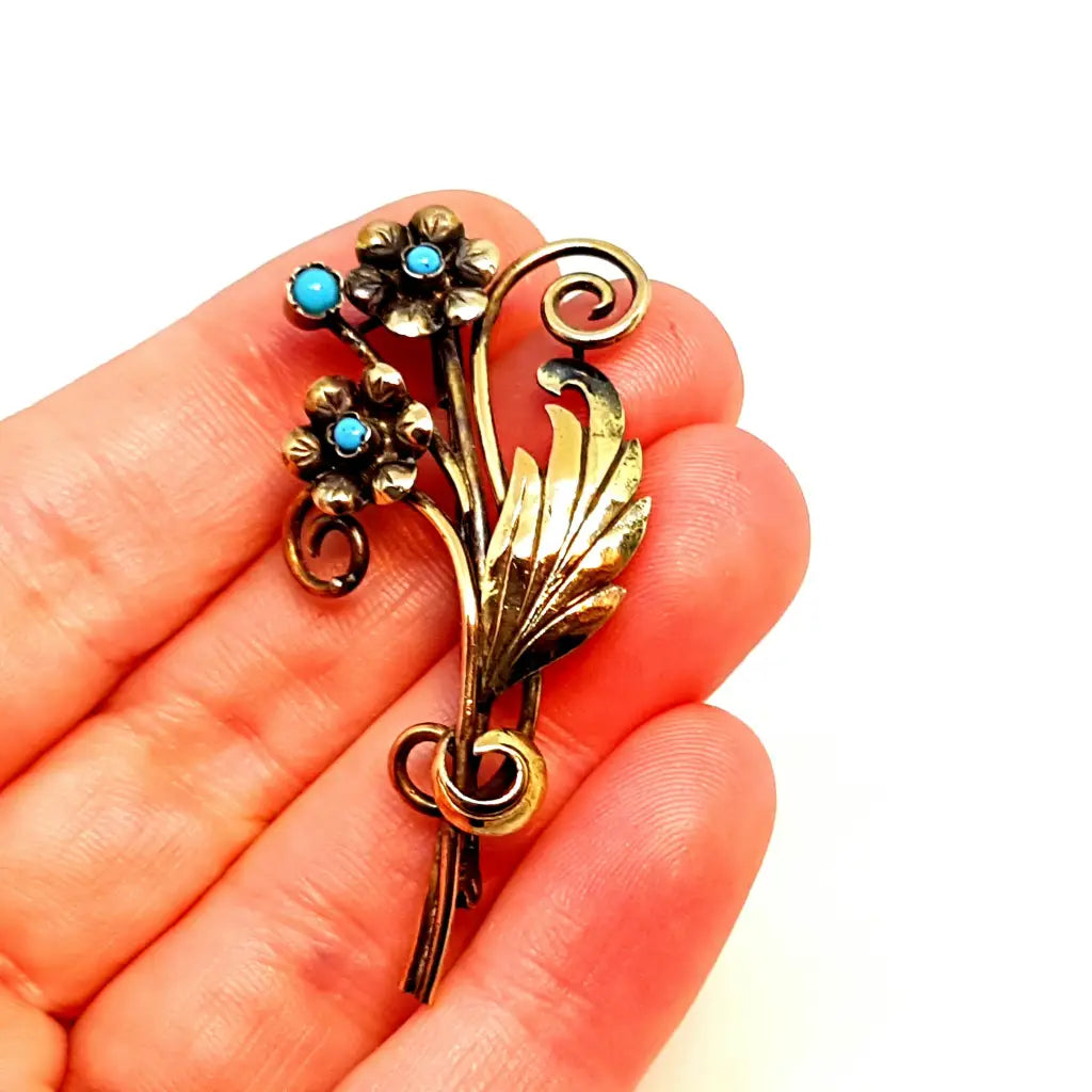 Broche ramillete de flores en plata y oro con turquesas. Circa 1940.