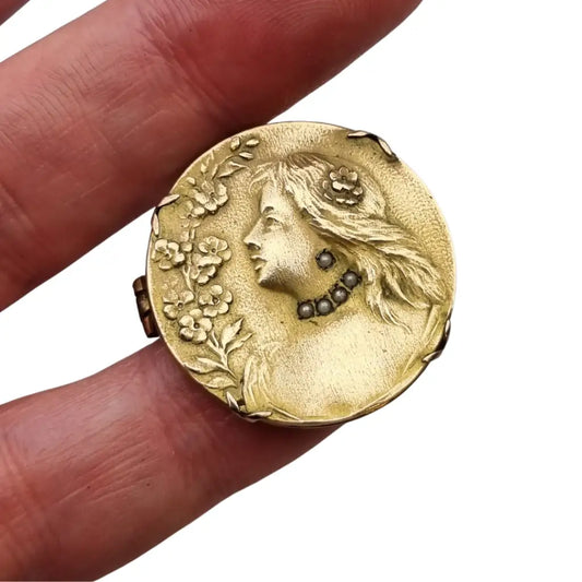 Broche redondo dorado art nouveau con perfil femenino y perlas joyas antiguas