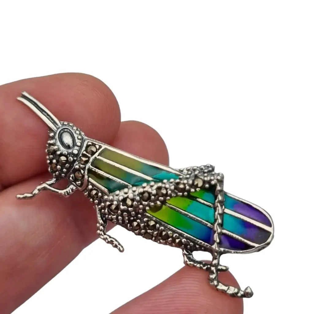 Broche saltamontes en plata 925 y esmaltes de estilo modernista circa 2000.