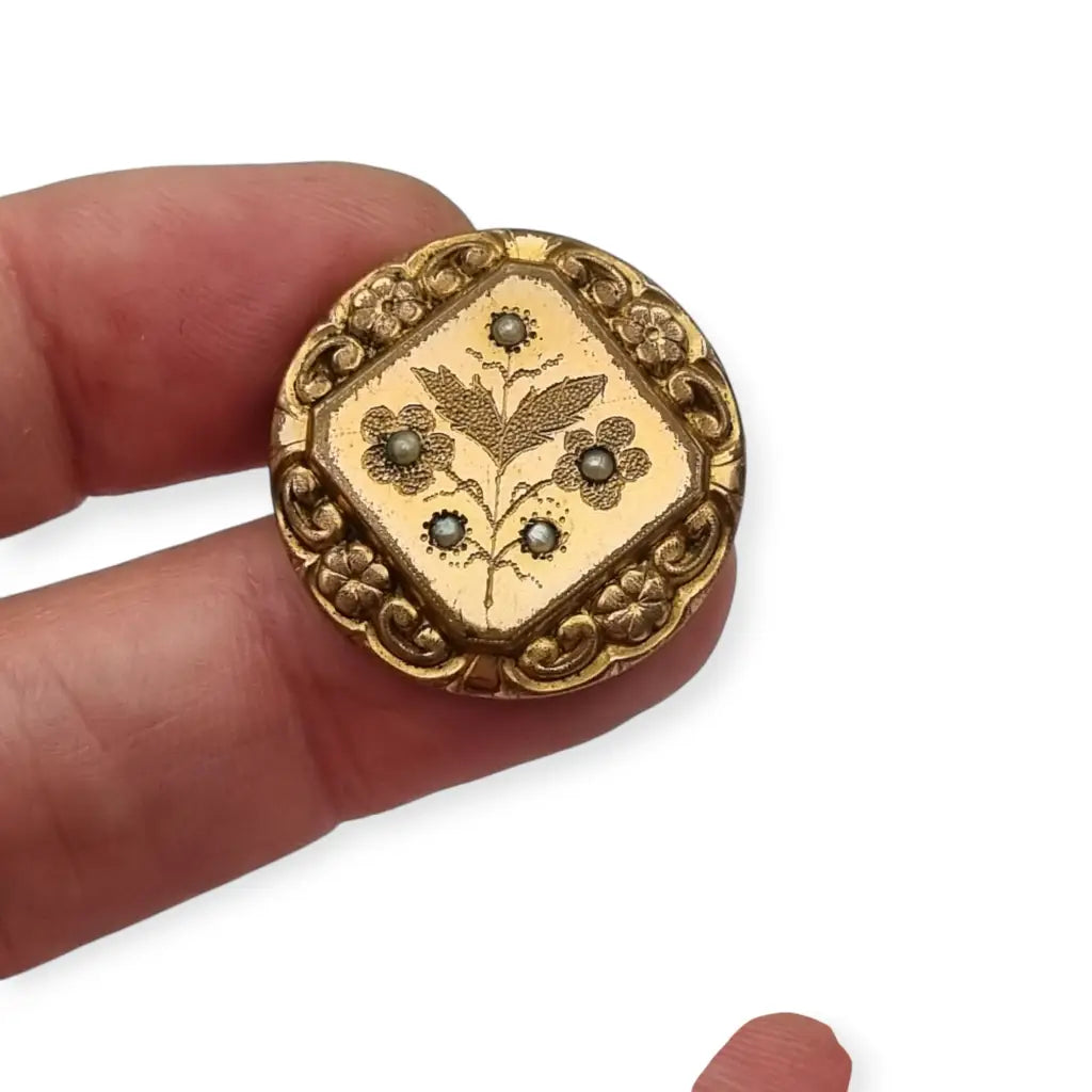 Broche victoriano antiguo doradocon grabado floral y perlas de semilla circa