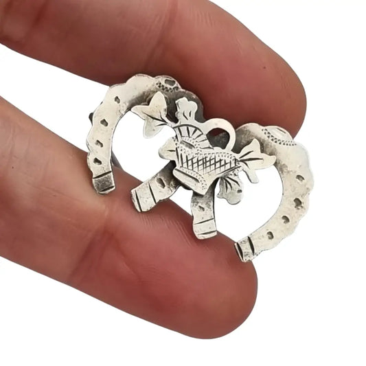 Broche victoriano antiguo de plata con herraduras y cesta floral Birmingham
