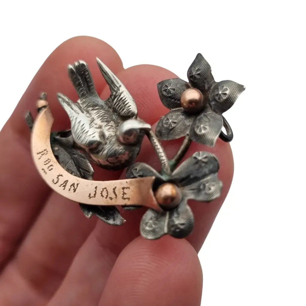 Broche Victoriano de Golondrina y Flores en Plata Oro ’Recuerdo San José’.