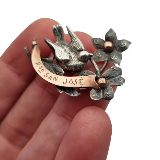 Broche Victoriano de Golondrina y Flores en Plata Oro ’Recuerdo San José’.