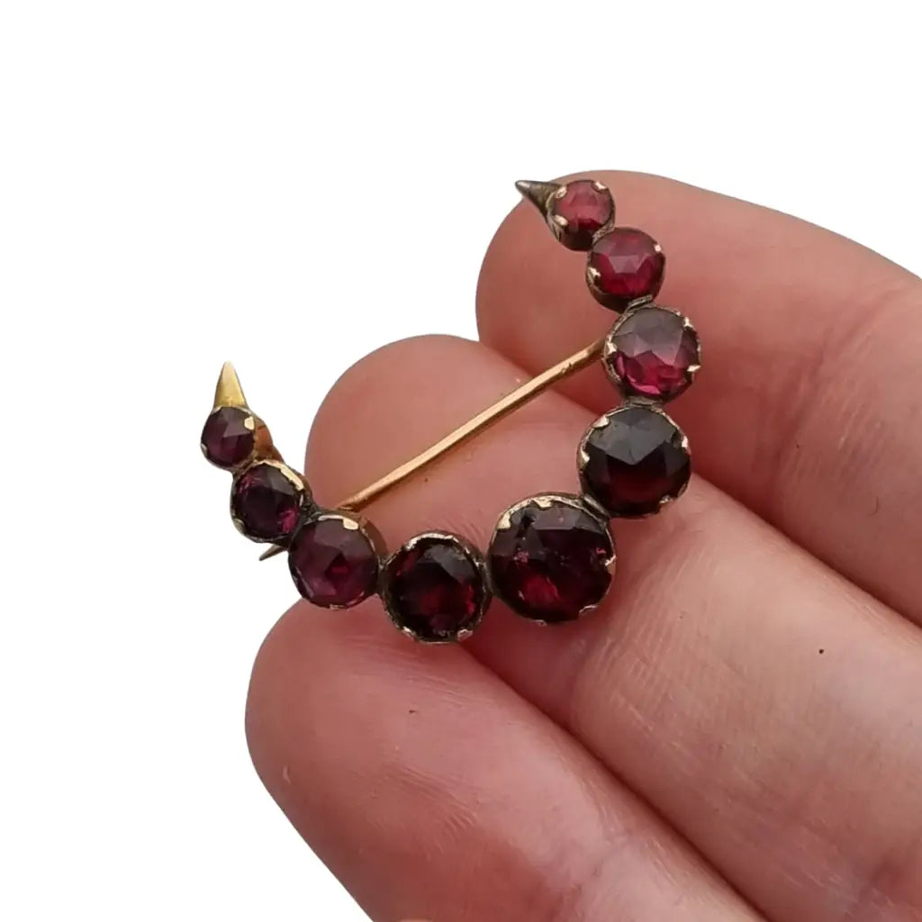 Broche victoriano de luna con granates y oro 14 quilates circa 1880.