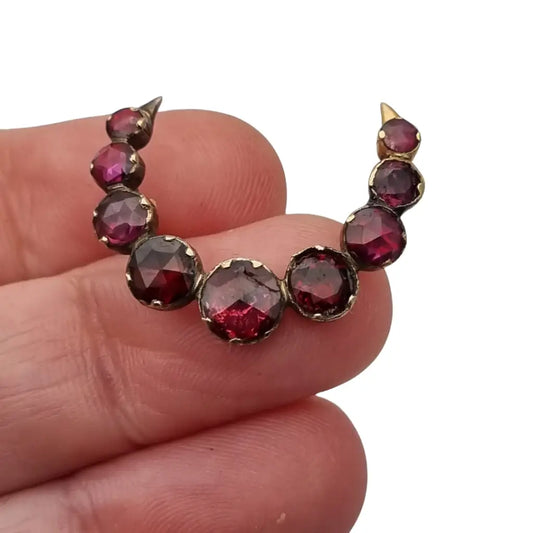 Broche victoriano de luna con granates y oro 14 quilates circa 1880.