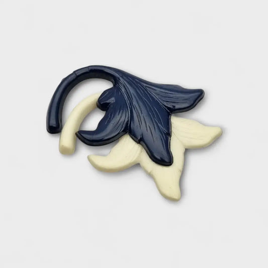 Broche vintage años 50 60 en plástico azul marino y beige con diseño floral