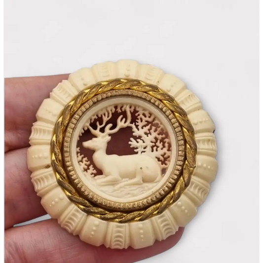 Broche vintage francés redondo de celuloide tallado ciervo en el bosque joyería