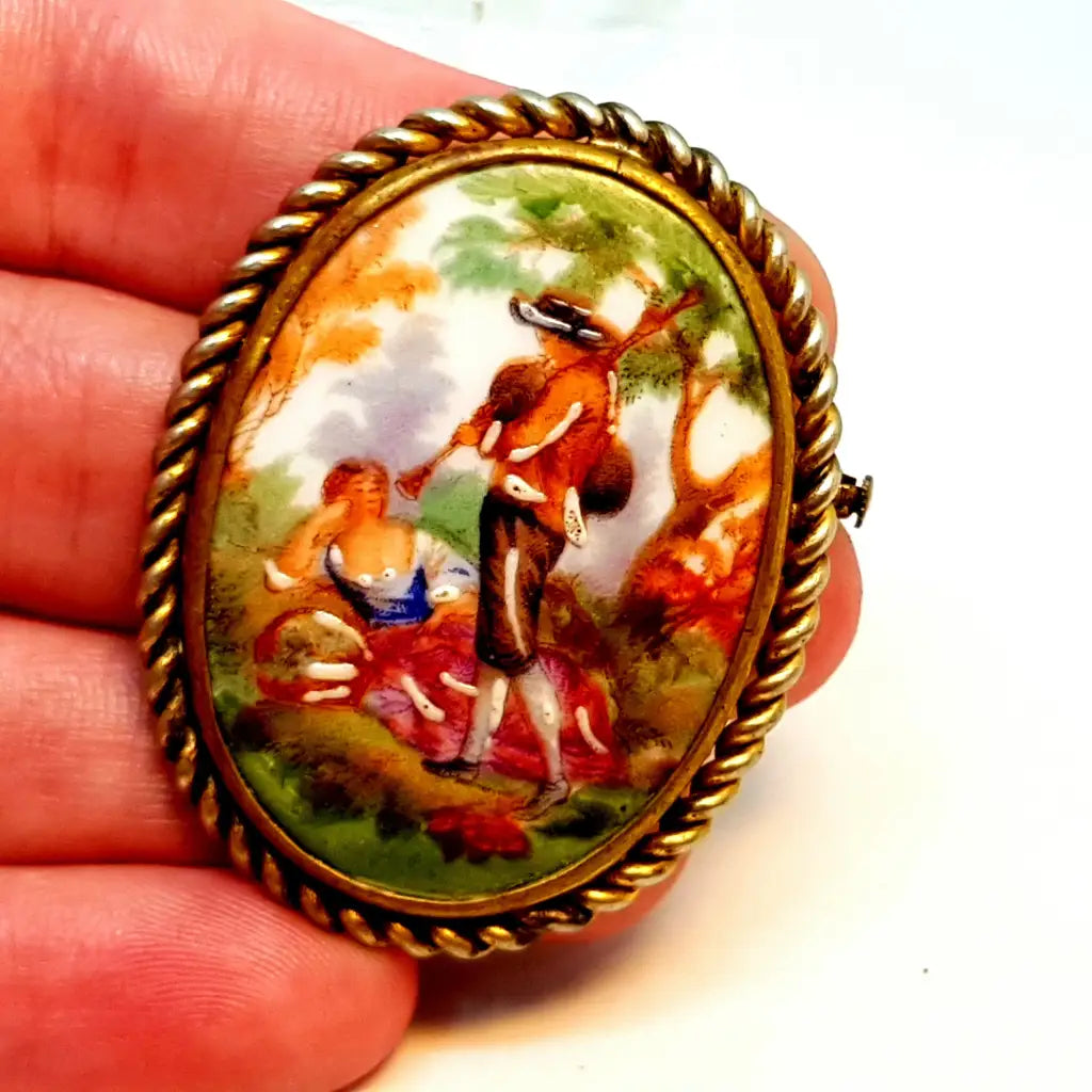 Broche vintage de limoges porcelana origen francia escena romántica.