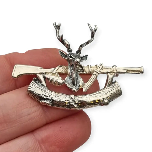 Broche vintage de plata ciervo cazador rifle y tronco estilo figurativo