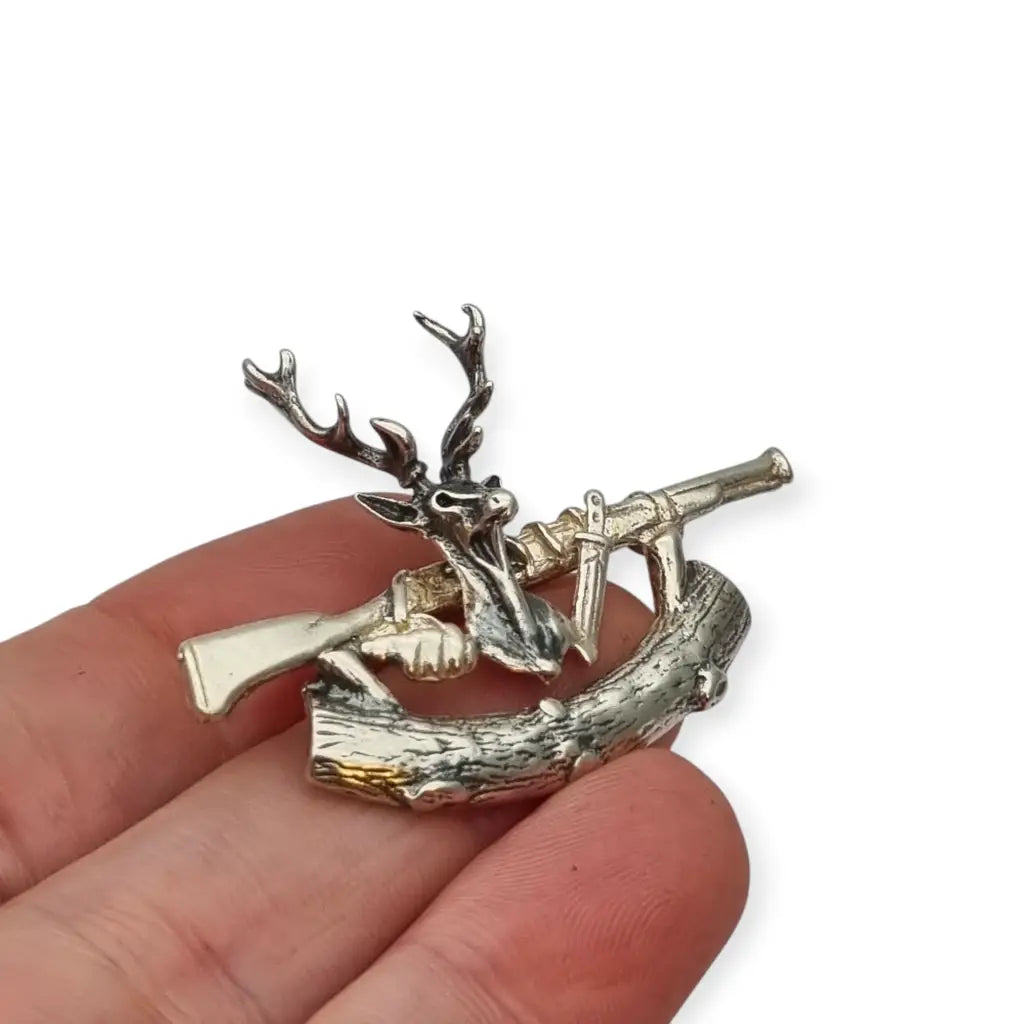 Broche vintage de plata ciervo cazador rifle y tronco estilo figurativo
