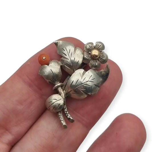 Broche Vintage Floral de Plata con Coral Rojo y Flor Dorada Art Decó 1950.