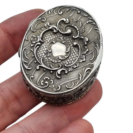 Caja ovalada antigua repujada en plata 800 Alemania estilo rococó.