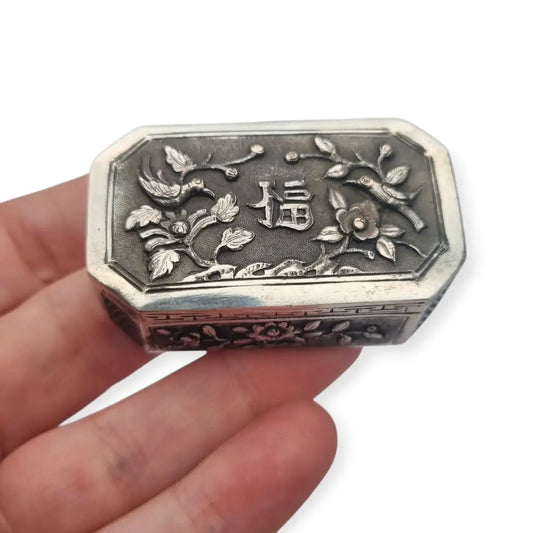 Caja antigua china en plata grabada estilo exportación Qing con sello oriental.