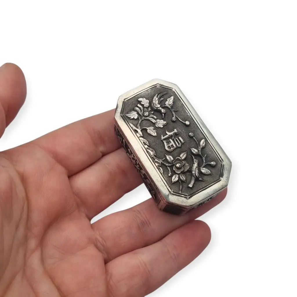 Caja antigua china en plata grabada estilo exportación Qing con sello oriental.