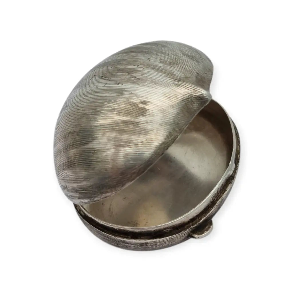 Caja antigua italiana de plata 800 en forma castaña con diseño naturalista