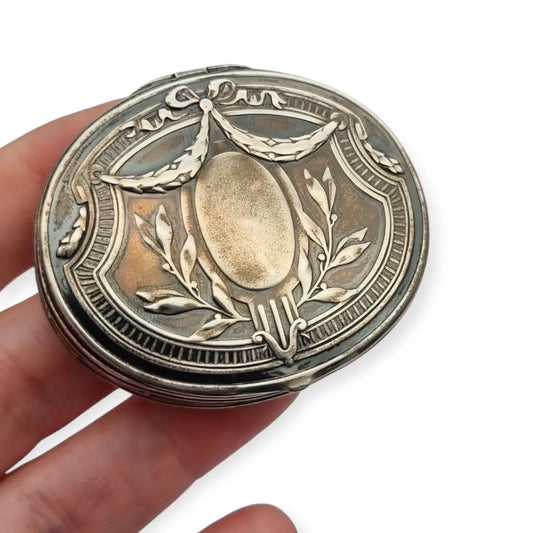 Caja Art Nouveau inglesa de plata ley importada ovalada y grabada Londres