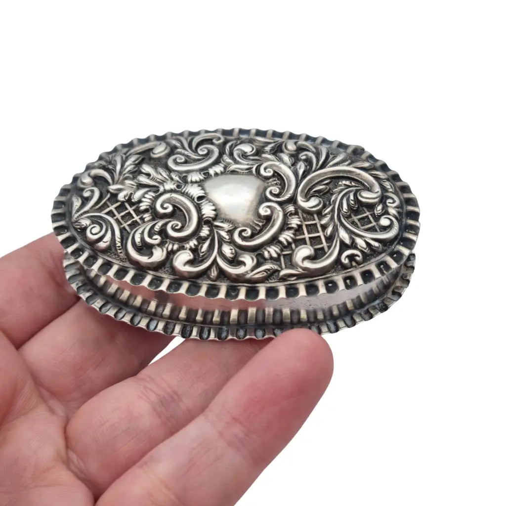 Caja ovalada victoriana en plata repujada Adie & Lovekin Ltd Birmingham 1900