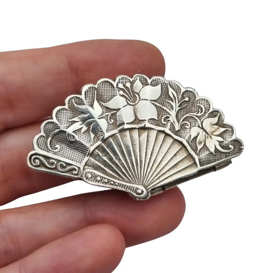 Caja de plata 915 con forma abanico floral grabada fabricación contemporánea