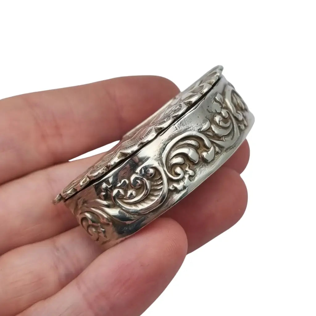 Caja de plata 915 con forma abanico floral grabada fabricación contemporánea