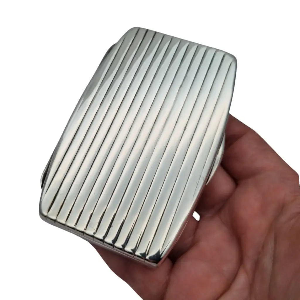 Caja rectangular de plata ley con diseño Art Déco acanalado circa 1940.